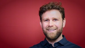 AaB TV: James Gow er ny sportsdirektør i AaB James Gow overtager som tidligere varslet rollen som sportsdirektør fra Ole Jan Kappmeier, der i stedet er trådt ind i bestyrelsen i AaB A/S. Hør fra både James Gow og Ole Jan Kappmeier i dette indslag. | AaB