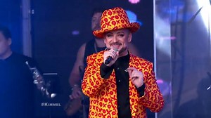 " Miss Me Blind " es una canción de la nueva banda inglesa Culture Club . En los EE. UU. Fue el tercer single lanzado por Color by Numbers , alcanzando el número 5 en la lista Billboard Hot 100 en la primavera de 1984.Esto le dio a la banda su sexto éxito consecutivo y su éxito top 10 hasta la fecha. | Videos Musicales Solo En Hd