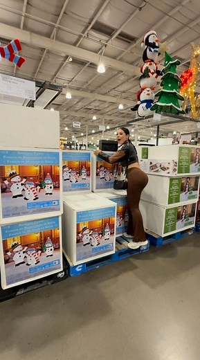 1.3M views · 35K reactions | De compras en costco hay cosas muy bonitas decoración navideña  encontramos varias cosas para decorar nuestra nueva casa por primera vez 歷☃️. Y también llevaremos lo que ya se nos terminó ️ mis hijas todo quieren y yo también  | Claudia Sámano | Facebook