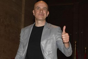 Njega svi dobro znate, a one su NJEGOV PONOS: Dr Filgud blista između ŽENE i ĆERKE - svi se dive kakve su LEPOTICE