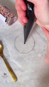 185K views · 922 reactions | TIPS PARS TUS CUPCAKES, APLICA LA TECNICA DEL METODO TRASFERIR 療‍ #viralpost2025 シ #reelsvideoシ #estadosunidosdenorteamerica #creative #miami #tendencia #florida #reelsviralシ #indonesia #mexico #estadosunidosdeamerica #foryoupageシ #españa #reelschallenge #creativity #viralfb #satisfyingvideos #viralfacebookreels #manualidadescreativas #viralpage #madrid #pasteleria #baking #fblifestylea | Pasteleria caprichos | Facebook