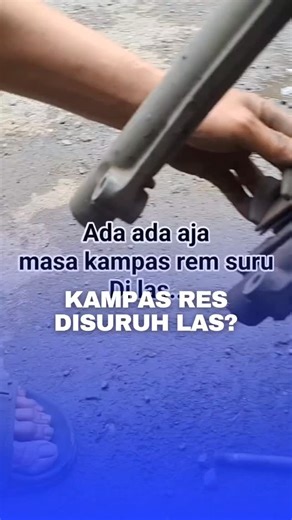 Berita Kota Medan on Instagram: "Ada-ada aja… masa kampas rem yang udah habis malah mau di-las biar bisa dipakai lagi? Padahal rem itu nyawa di jalan. Salah sedikit, bisa fatal akibatnya. Hemat boleh, tapi jangan sampai keselamatan jadi taruhan. Kalau udah tipis, ya ganti. Jangan tunggu bunyi berdecit baru panik. Tag temanmu yang suka “akal-akalan” soal kendaraan!"