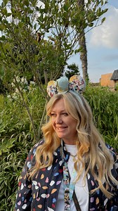 DISNEYLAND PARIS, TU NOUS GÂTES ! ✨ La nouvelle saison « Disney Music Festival » mélange mes deux passions : l’univers magique de Disney et la musique 🎶 live dans tous les coins du parc. Je vous ai même laissé mes cris de joie en fond sonore, parce que franchement… c’est impossible de rester calme ! 😂 Les gars, TIC & TAC en Daft Punk quoi… 😮 Des concerts surprises, une ambiance de folie, et cette sensation qu’on n’avait pas eue depuis longtemps. Un grand merci à @disneylandparis pour cette sa