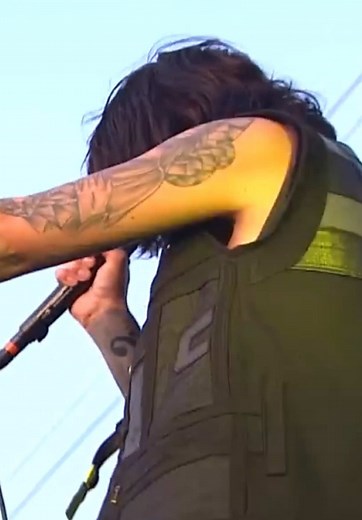 Live Performance of 'If You Can’t Hang' by Sleeping With Sirens