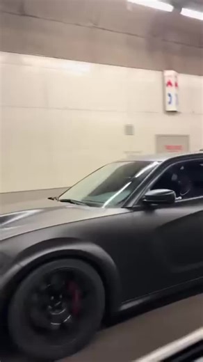La Dodge Charger SRT noire, une berline de performance qui respire la puissance ! 😊 Avec son moteur V8 6.2L superchargé, elle délivre 707 chevaux. Son look agressif, ses jantes noires et ses accents rouges la rendent encore plus intimidante. Le grondement de son moteur et l'accélération brutale te clottrent dans le siège. Une vraie bombe noire sur roues, prête à dominer la route. 💥#france #american #dodgecharger #charger #hellcat