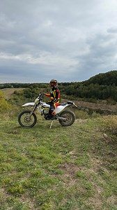 Snap decision logic: I wasn’t shopping for a dirt bike, but apparently my other bikes needed a reckless cousin. 👀 Honestly, I blame @t11ny_t and @gus.1k for keep telling me that I need to get into enduro… so on Monday, I mentioned to my bf that I’m thinking about it. He said “Wednesday, you’ll have a bike and all the kit by Wednesday…”. On Tuesday, I was googling the differences between MX, trial and enduro… On Wednesday me and the boys drove to Kent to look at two bike and was very close to co