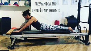 Our ace Trainer @shubhra18 doing the "Swan Dive Prep" on the Reformer machine. Done without springs, this challenging routine is great for the upper back strength , shoulder stability & core control. #pilatesforcore #pilatesforbackpain #pilates #corestrength #redmatpilates #reformerpilates #gurgaon #gurugrammers #whatsupgurgaon #whatsupdelhi #golfcourseroadgurgaon #nirvanacountry #dlf #dlfphase4 #dlfphase2 #dlfphase3 #dlfphase1 | RedMat Pilates