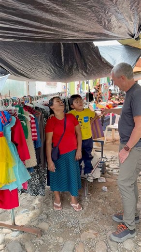 Raw video footage: I’m so inspired by Era, a Deaf clothing vendor in Quesada, Jutiapa, Guatemala, who shared her story about running her own business and raising her Deaf son. 🌎 Moments like these remind me how connection transcends language — when you open your heart and mind, you can truly see and understand people everywhere. ❤️ DeafNation #JoelTravel #NoBarriers #DeafNation #Deaf #Guatemala #Quesada #Jutiapa #DeafBusiness #CentralAmerica | Joel Barish