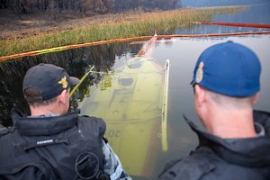 Aust Navy retrieves crashed firefighting helicopter