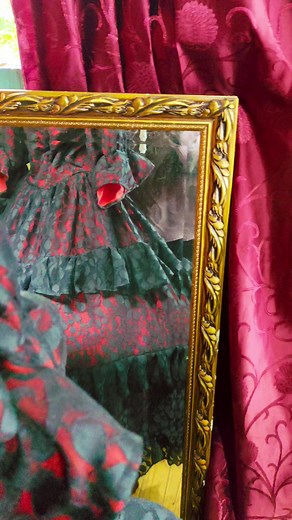 Este vestido de época victoriana es una obra maestra de elegancia y sofisticación. Confeccionado completamente en encaje florido de alta calidad, combina la riqueza del color negro con el toque apasionado del rojo. #VestidoVictoriano #ModaÉpoca #VestidosDeLujo #ModaClásica #EleganciaFemenina #international #chile🇨🇱 #hechoamano #enviosnacionales #chile #mexico🇲🇽 #56944785256