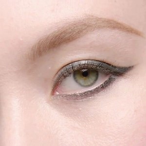 Zvýraznite svoje oči s ceruzkou #SoFierce #vinyleyeliner bez ohľadu na to, kam vaše kroky dnes povedú! Váš pohľad sa stane výnimočným s odtieňom 864 charcoal ️  #revlon #eyes #eyemakeup #makeupbrand #makeuplover #makeupinspiration #oci #ocnymakeup #kozmetika #slovakwoman #revlonmojaznacka #zivyrazne #zivyraznesrevlon #liveboldly Zakúpite ju v sieti @fannparfumeriesk a na vybraných predajniach @dm_slovensko | Revlon Slovensko | Facebook