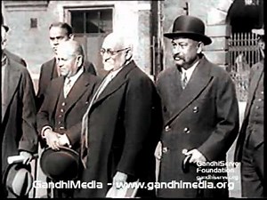 Mahatma Gandhi, Sarojini Naidu and others on way to 2. Round Table Conference, London, 1 Dec 1931