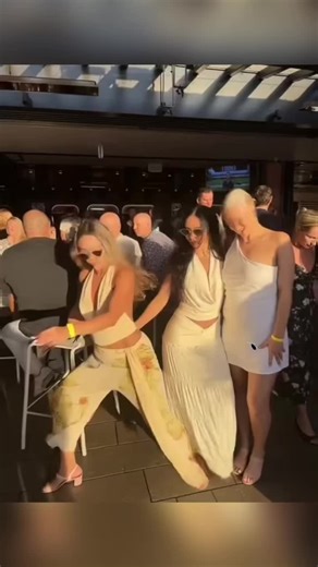 Cómo crear este video de baile IA tan viral? En realidad, es súper sencillo. Solo necesitas una foto y es completamente gratuito. Hoy te lo enseñaré paso a paso, de la mano. How to create this trending AI dance video? It's actually super easy. All you need is one photo, and it's completely free. Today, I'll teach you step by step. AI dance video AI dance effect AI photo filter How to make AI dance video AI dance tutorial for beginners AI dance software free AI dance generation prompt AI dance fr