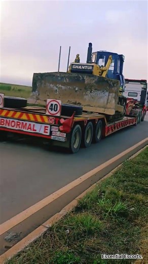 Loadmax × Essential Escorts #viral #shorts #fyp #abnormalload #trending #shantui #komatsu #xcmg #vid