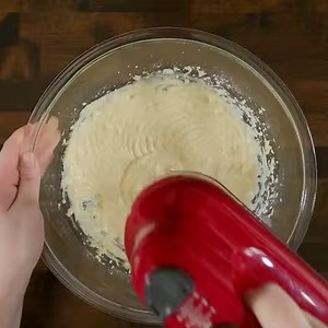 This cake whips up so quickly with only a few ingredients! Find our recipe: http://bit.ly/2sP1Gnk | Crafty House