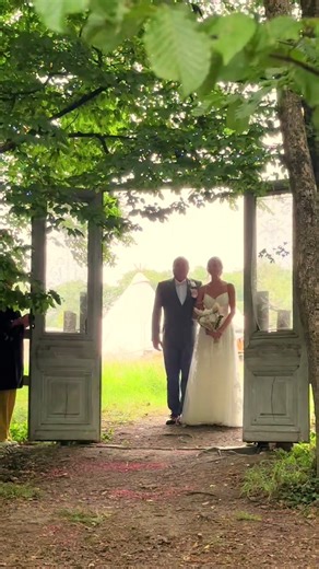 Wedding Singer Captures Special Moment During Ceremony