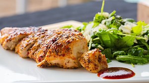 Un poulet juteux et savoureux sur le BBQ, c'est plus facile que vous pensez! 👌 C'est un repas de semaine facile, qui se transforme rapidement en lunch, juste à temps pour la rentrée! 🎒 Mat vous aide à parfaire votre technique et vous donne tous ses trucs pour que le poulet sec soit une chose du passé! 🙅‍♂️ Et vous, quelle est votre épice préférée avec le poulet? | BBQ Québec