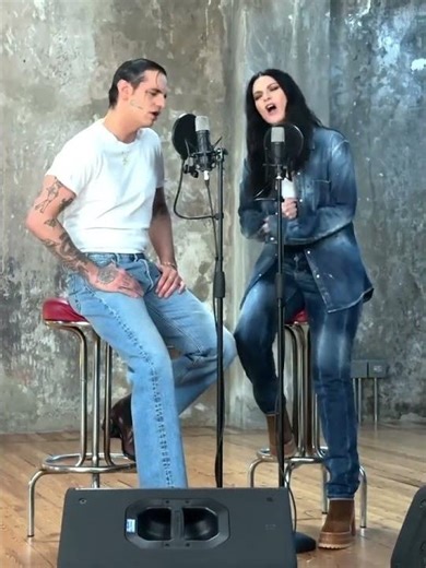 Laura Pausini ha pubblicato alcuni momenti con Achille Lauro quando hanno registrato 16 marzo