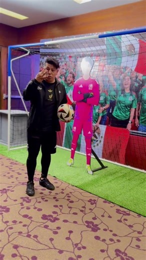 Learn magic with the soccer ball #soccer #skills #tutorial #fifashorts #freestylesoccer #fifas