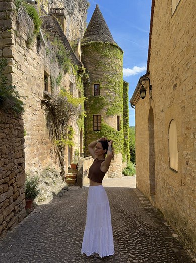 La Roque-Gageac, Dordogne 🍃✨ quand venir 🌼 tôt le matin ou en fin de journée à ne pas rater ⭐️ la gabare sur la rivière. voir La Roque-Gageac depuis l’eau change complètement la perception du village. le détail qu’on rate 🧚 le fort troglodyte creusé directement dans la falaise au-dessus des toits. et la noix du Périgord sous toutes ses formes. c’est une obligation 🌱🥜 #dordogne #perigord #villagesdefrance #slowlife ​​​​​​​​​​​​​​​​