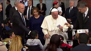 Junto a la primera dama mexicana en un hospital infantil de la Ciudad de México, el Papa reparte besos, bendiciones y regalos a los niños que esperaban anciosos su visita. #PapaEnMexico | Primer Impacto