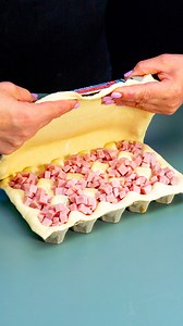 2.4M views · 21K reactions | J'ai trouvé le moyen le plus simple de préparer un apéritif en pâte feuilletée. Ingredientes farine: 7 g pâte feuilletée: 700 g oeufs: 1 pc crème sure: 50 g fromage à la crème: 50 g fromage à pâte pressée: 150 g jambon: 100 g poivre noir: 2 g sel: 5 g oeufs: 1 pc beurre: 30 g farine: 25 g curcuma: 2 g poivre noir: 2 g cheddar: 150 g La sauce lait: 150 ml sel: 3 g paprika doux: 3 g | Savoureux.tv | Facebook