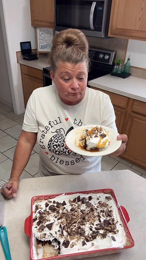 Easy Heath Bar Poke Cake. Y’all, want a bite? 😋 Recipe 👇 | The Lazy K Kitchen
