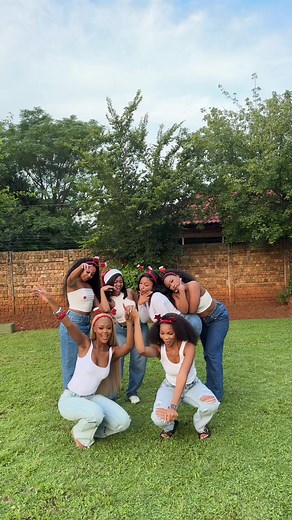 Merry Christmas from me & my gywaaaals 💋🥳🎄 #fyp #christmas @Boitumelo Mthembu @Blackambitions @zintle🌸 @Kutlwano Dilwane @Dana @Bee_shantel