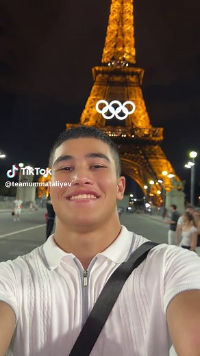 Exploring the Vibrant Atmosphere of Eiffel Tower at Night