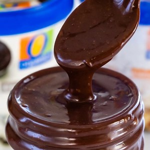Only 5 Minutes and 3 ingredients to make the BEST HOT FUDGE SAUCE! Pour it over ice cream 🍦or eat it with a spoon 🥄! https://www.crazyforcrust.com/5-minute-hot-fudge-sauce/ | CrazyforCrust