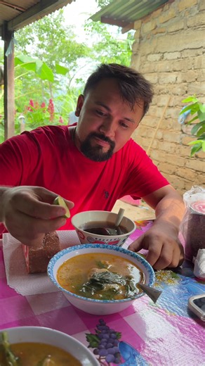 Café con pan o caldo de pollo: ¿qué tomar primero?