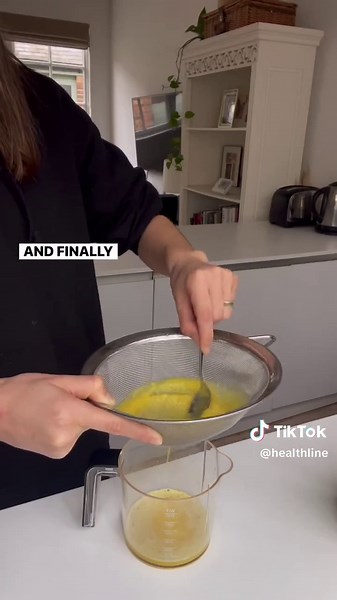 🫚 Ginger is loaded with nutrients and bioactive compounds that have powerful benefits for your body and brain, which: ✨ Can help fight infections ✨ Can treat many forms of nausea, especially morning sickness ✨ Can help with osteoarthritis ✨ May reduce menstrual pain #gingershots #ginger #antiinflammatory #healthyrecipes #healthhack #kitchenhacks #immunitybooster #healthyliving #healthline