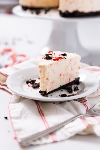 PRINT the recipe: https://www.wyseguide.com/no-bake-peppermint-cheesecake/ Jingle all the way with this no-bake peppermint cheesecake! I’m not usually a fan of no-bake desserts unless you can’t tell the difference. Guess what? No one will know this is a no-bake recipe. Everyone will just want the recipe because it’s that good! INGREDIENTS For the crust: - 1 1/2 cup chocolate sandwich cookies, finely crushed - 4 tbsp butter, melted For the filling: - 1 pint heavy whipping cream (may use prepared 