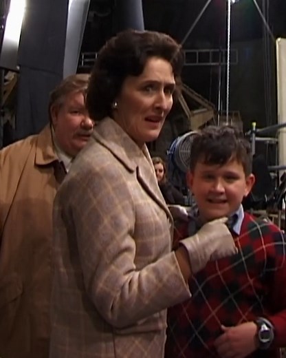 Did you know that to get the owls to focus on Fiona Shaw while filming Philosopher's Stone dead mice were hung from her apron? 🐁 #BehindTheScenes | Harry Potter