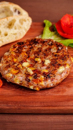 Kuhinja za 10 on Instagram: "Gurmanska pljeskavica recept #hrana #recept #burger 👨‍🍳 PRIPREMA 1️⃣ U posudu stavite mljevenu junetinu, dodajte sitno sjeckani luk, so i biber. 2️⃣ Sir edamer izrežite na sitne kockice i dodajte u smjesu zajedno s dimljenim mesom 🥓 3️⃣ Dodajte peršin, bijeli luk, 1 jaje, prezlu i kašikicu sode bikarbone. 4️⃣ Sve dobro izmiješajte dok ne dobijete ujednačenu smjesu. 5️⃣ Smjesu pokrijte i ostavite u frižideru najmanje 60 minuta ⏱️ 6️⃣ Formirajte pljeskavice i pecite