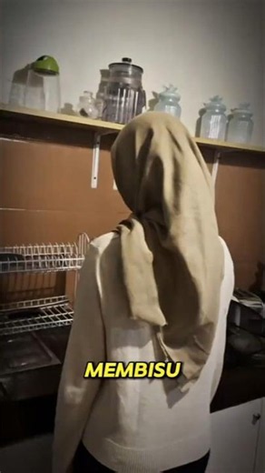 Pria Ini Langsung Lari Setelah Melihat Istrinya di Dapur 😱 #shorts #creepy #viralvideo