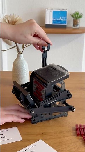 小さな活版印刷機でメッセージカードを刷る