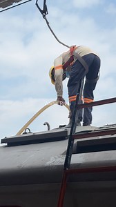 Proses pengisian air pada rangkaian kereta api #keretaapi #masinis #railfansindonesia #railway #reels | Alvan Rivai