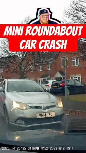 Mini roundabout car crash 😬🫣