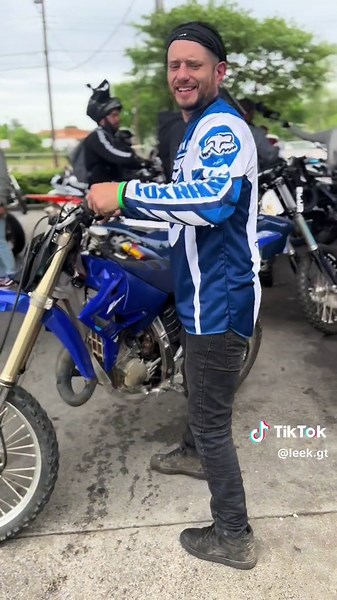 Propper way to mix 2 stroke! 😂 #leekgt #youtuber #fyp #fypage #foryou #xyzabc 💫