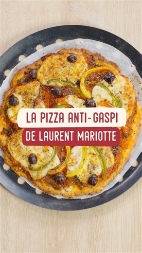 La pizza anti-gaspi made in @laurent.mariotte 🍕 Une baguette rassie transformée en pâte à pizza au Cook Expert en quelques minutes ! Ajoutez une belle sauce tomate maison, des légumes, de la mozza et le tour est joué ! La recette est sur l’App 📱 #magimix #cookexpert #laurentmariotte #pizzamaison #antigaspillage #saucetomatemaison | Magimix