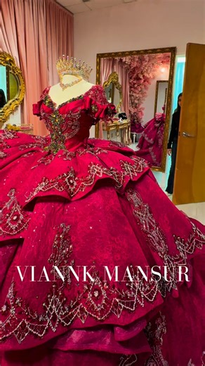✨ CHLOE by VIANNK MANSUR ✨ • Nada se compara con la emoción de ver el vestido de tus sueños por primera vez. 💖 • 📍 Visítanos en 2901 West Loop South, Houston, TX 📞 Agenda tu cita o mándanos mensaje al 713-835-1422 • #quinceañera #quince #xv #quincedress #xvdress #quinceaños #xvaños #magenta #reaction #happiness | Viann'k Mansur