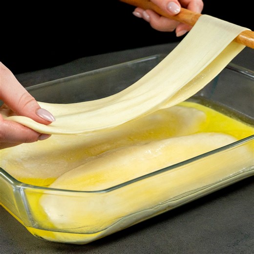 De 10 ani le gatesc la fel si nu dau gres! Simplu si delicios Ingrediente: unt topit: 200 g ulei: 200 ml apă caldă: 400 ml zahăr: 40 g drojdie uscată: 8 g sare: 5 g făină: 700 g LĂSAȚI: 20 MIN brânză de vaci: 600 g sare: 3 g pătrunjel: 30 g ouă: 1 buc semințe de susan negru: 3 g semințe de susan alb: 3 g ketchup: 10 g | Cookrate - Romania