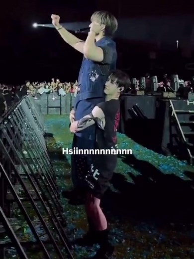 Chan effortlessly picks up his baby | Stray Kids Highlights