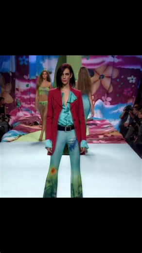 #giselebündchen for #moschino spring-summer #2000 || #ubermodel #vaiprofycaramba