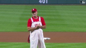 Jamie Moyer lanza la 1ra bola