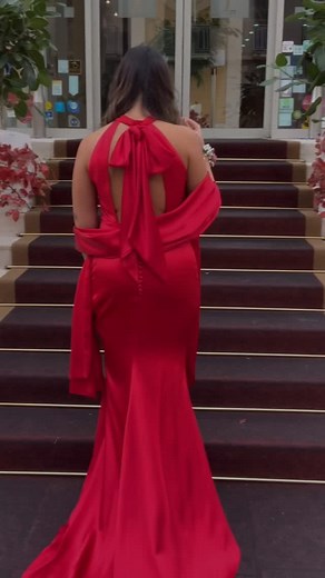 Un abito rosso cucito su misura, dove ogni piega sussurra sensualità e ogni vibrazione del tessuto racconta un amore che arde.🌹 | Silvia Lucarini Spose