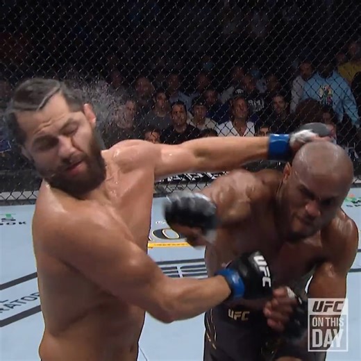 5年前の今日⌛️ #UFC261🇳🇬カマル・ウスマン × 🇺🇸ホルヘ・マスヴィダル圧倒的なKO決着！！ウスマンが右ストレート一閃💥ダウンしたマスヴィダルに鉄槌をくらわしてTKO勝利⚔️4度目の防衛に成功