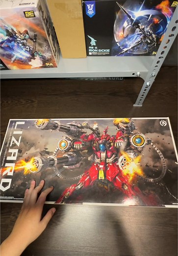 Unboxing InEra Lizard Model Kit