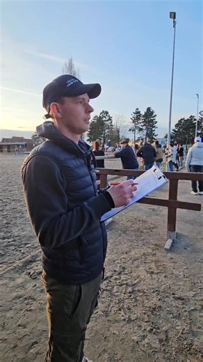 @info.paddock on Instagram: "Le ruban jaune, ça veut dire quoi ? Tu vois un cheval avec un nœud jaune à la queue au paddock ? Ce n’est pas un accessoire déco… c’est un message clair à tous les cavaliers 👇 🔔 Ce cheval est à vendre. ➡️ Le ruban jaune signale que l’équidé est disponible à l’achat. ➡️ Il permet aux cavaliers, coachs et visiteurs de l’identifier facilement sans perturber le paddock. 💡 C’est un code couleur reconnu en concours pour éviter les malentendus. Comme le rouge (cheval qui